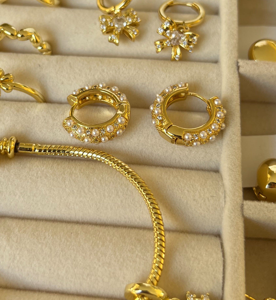 Argollas de perlitas pequeñas